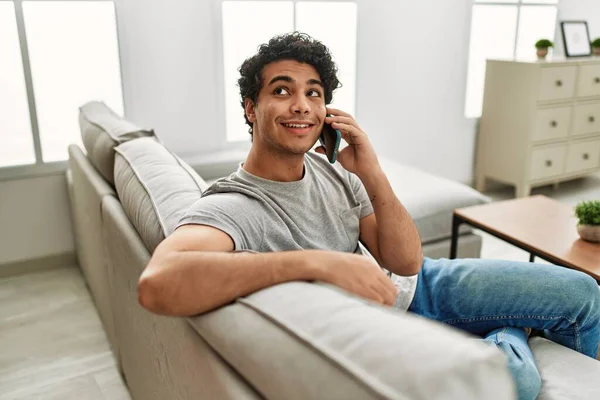 Genç Spanyol Adam Akıllı Telefonda Konuşuyor Evdeki Kanepede Oturuyor — Stok fotoğraf
