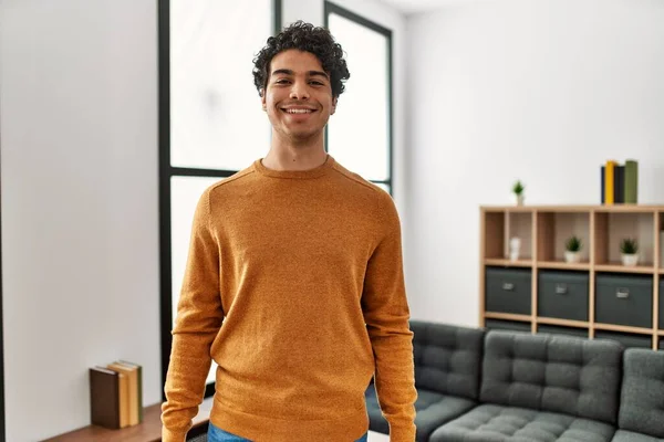 Mladý Hispánec Nosí Ležérní Oblečení Stojí Doma Vypadá Pozitivně Šťastně — Stock fotografie