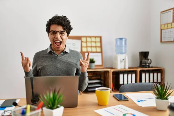 Young Hispanic Man Wearing Business Style Sitting Desk Office Shouting — стоковое фото