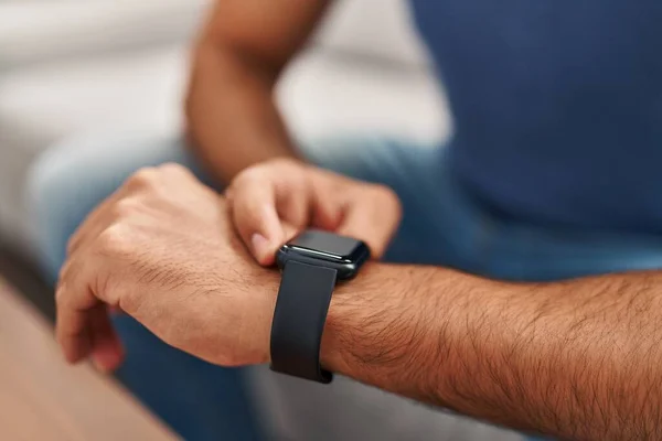 Ung Latinamerikansk Man Använder Smartwatch Hemma — Stockfoto