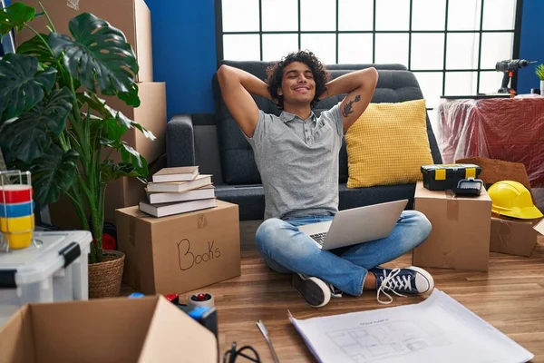 Young Hispanic Man Relaxed Hands Head Using Laptop Sitting Floor — Stockfoto