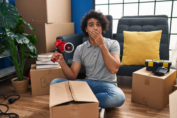 Hispanic Man Curly Hair Moving New Home Closing Cardboard Box — Foto de Stock