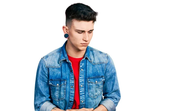 Junge Kaukasische Junge Mit Ohren Erweiterung Trägt Lässige Jeansjacke Mit — Stockfoto
