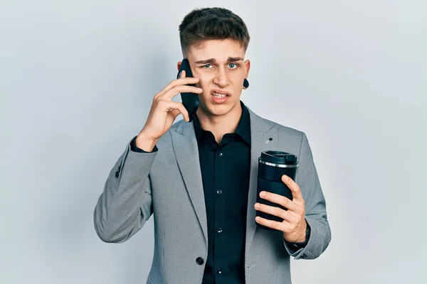 Young Caucasian Boy Ears Dilation Using Smartphone Drinking Cup Coffee — ストック写真