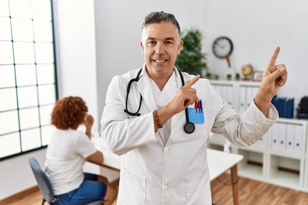 Middle Age Doctor Man Clinic Patient Smiling Looking Camera Pointing — Fotografia de Stock