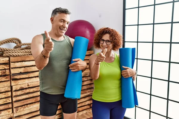 Orta Yaşlı Çift Yoga Minderi Tutarak Mutlu Komik Yüzlü Parmaklarını — Stok fotoğraf