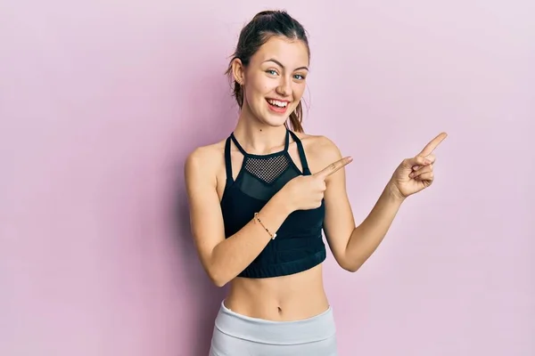 Jovem Morena Vestindo Roupas Esportivas Sorrindo Olhando Para Câmera Apontando — Fotografia de Stock