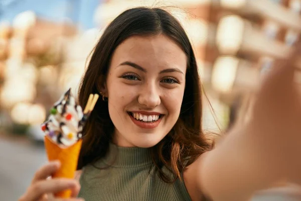 年轻的高加索女孩在城市里吃冰淇淋 在摄像机前自拍 — 图库照片