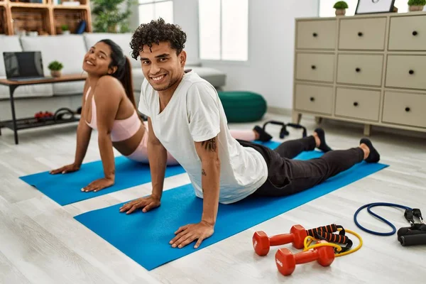 Jeune Couple Latin Souriant Yoga Entraînement Heureux Pose Maison — Photo