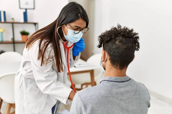 Jonge Latijnse Arts Vrouw Auscultate Hart Man Met Behulp Van — Stockfoto