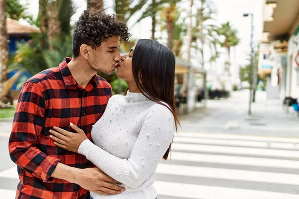 Young Latin Couple Kissing Hugging City — Φωτογραφία Αρχείου