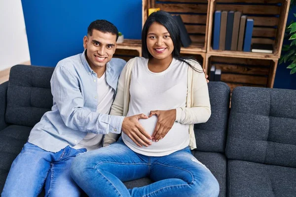 Mladý Latinský Pár Očekává Dítě Dotýkající Břicha Dělá Srdeční Gesto — Stock fotografie