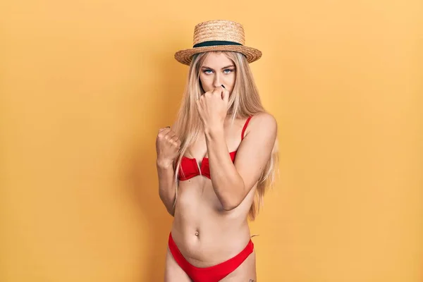 Young Caucasian Woman Wearing Bikini Summer Hat Ready Fight Fist — 图库照片