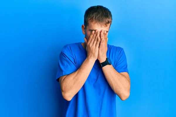 Hombre Caucásico Joven Que Usa Una Camiseta Azul Casual Frotando — Foto de Stock