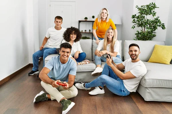 Evde oyun oynarken gülümseyen bir grup genç arkadaş..