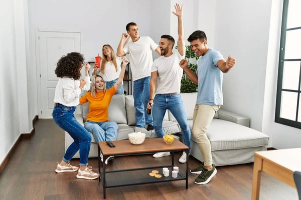 Gruppe Junger Freunde Feiert Fröhlich Lächelnd Und Tanzt Hause — Stockfoto