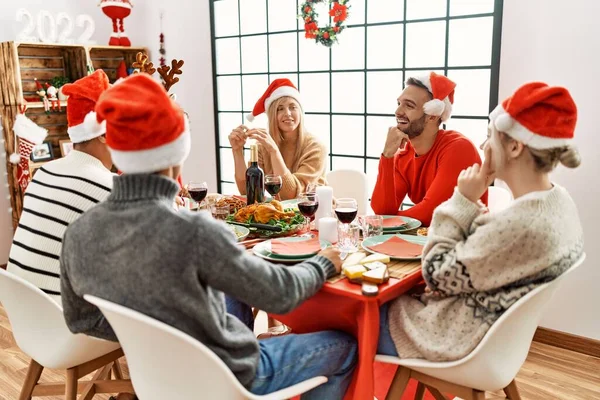 Gruppo Giovani Amici Che Fanno Cena Natale Seduti Sul Tavolo — Foto Stock