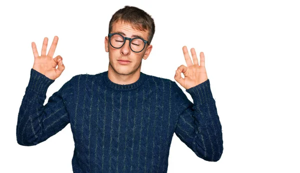 Genç Sarışın Adam Günlük Kıyafetler Gözlük Takıyor Rahatlıyor Gözleri Kapalı — Stok fotoğraf