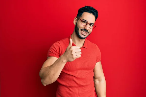 Jeune Homme Hispanique Portant Des Vêtements Décontractés Des Lunettes Faisant — Photo