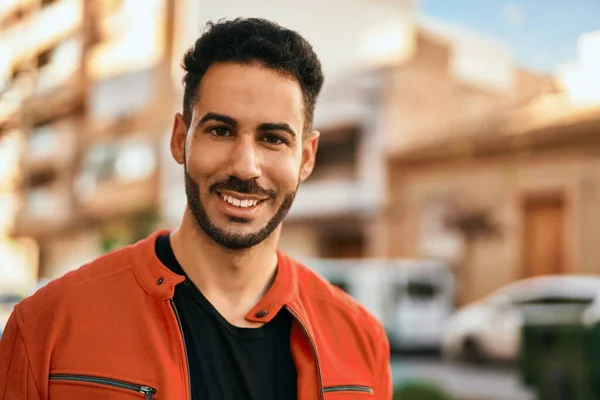 Jovem Hispânico Sorrindo Feliz Cidade — Fotografia de Stock