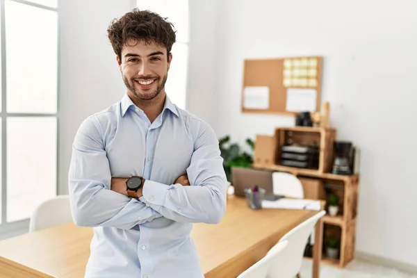 Jonge Spaanse Zakenman Glimlachend Blij Staand Met Armen Gekruist Gebaar — Stockfoto