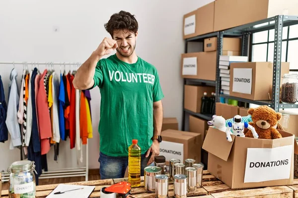 Spaanse Man Draagt Vrijwilliger Shirt Bij Donaties Staan Geïrriteerd Gefrustreerd — Stockfoto
