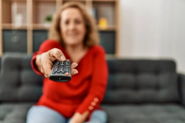 Mulher Caucasiana Meia Idade Assistindo Sentado Sofá Casa — Fotografia de Stock