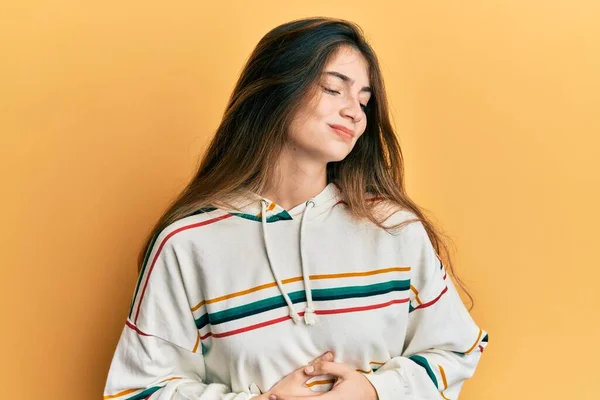 Mujer Caucásica Joven Que Usa Ropa Casual Con Mano Estómago — Foto de Stock