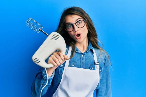 Young Caucasian Woman Holding Pastry Blender Electric Mixer Scared Amazed — Stock fotografie