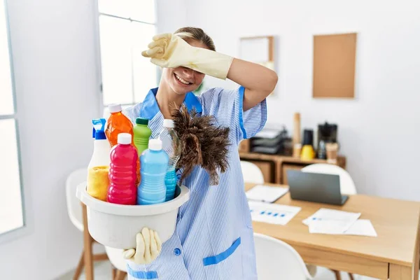 Young Blonde Woman Wearing Cleaner Uniform Holding Cleaning Products Smiling — Stockfoto