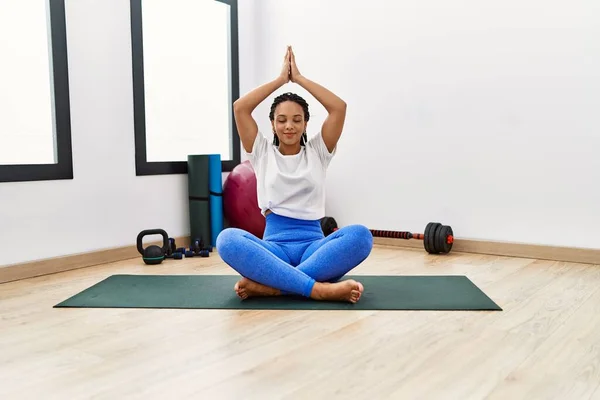 Genç Afrikalı Amerikalı Kadın Spor Merkezinde Yoga Eğitimi Alıyor — Stok fotoğraf