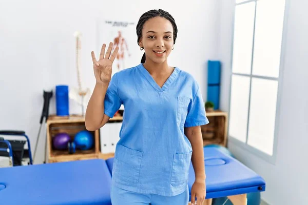 아프리카계 여성은 클리닉에서 일하고 있습니다 자신감 행복하게 미소짓는 손가락 손가락들을 — 스톡 사진