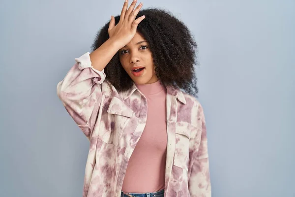 Jovem Afro Americana Sobre Fundo Azul Surpreendido Com Mão Cabeça — Fotografia de Stock