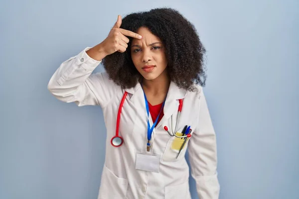 Junge Afrikanisch Amerikanische Frau Arztuniform Und Stethoskop Zeigt Unglücklich Auf — Stockfoto