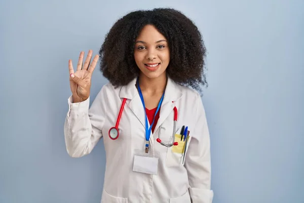 Genç Afro Amerikan Kadın Doktor Üniforması Steteskop Giyiyor Dört Numarayı — Stok fotoğraf