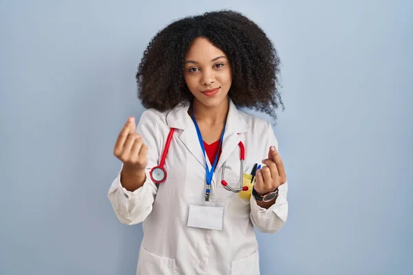 Junge Afrikanisch Amerikanische Frau Arztuniform Und Stethoskop Macht Geldgeste Mit — Stockfoto