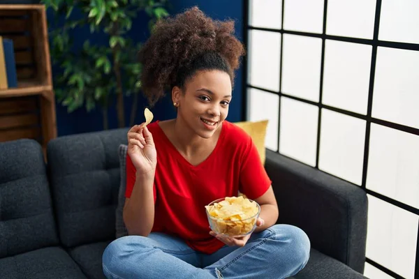 Jovem Afro Americana Comendo Batatas Fritas Sentada Sofá Casa — Fotografia de Stock