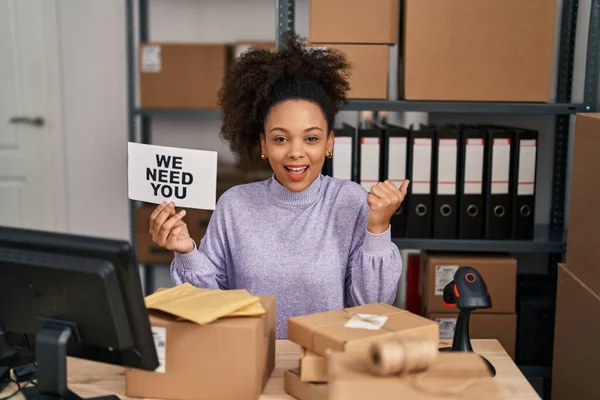 Young African American Woman Working Small Business Ecommerce Holding Banner — Photo