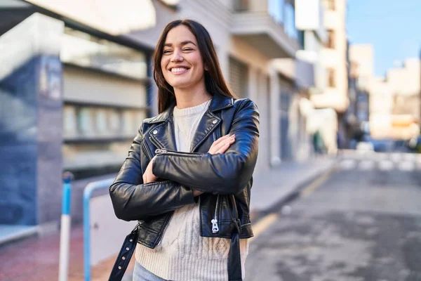 Junge Frau Lächelt Selbstbewusst Und Steht Mit Verschränkten Armen Auf — Stockfoto