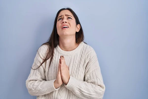 Young Brunette Woman Standing Blue Background Begging Praying Hands Together — Stock Photo, Image