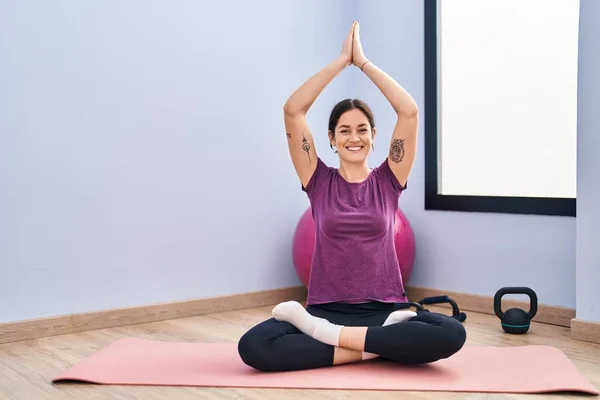 Spor Merkezinde Yoga Eğitimi Alırken Gülümseyen Genç Bir Kadın — Stok fotoğraf