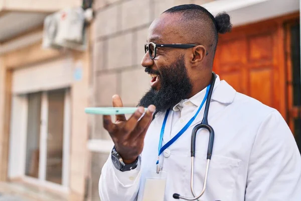 Giovane Uomo Afroamericano Indossando Uniforme Medico Utilizzando Smartphone Ospedale — Foto Stock