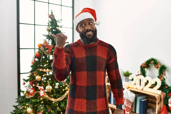 Αφροαμερικάνος Φοράει Καπέλο Σάντα Κλάους Στέκεται Δίπλα Στο Χριστουγεννιάτικο Δέντρο — Φωτογραφία Αρχείου