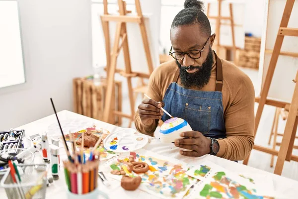 Young African American Artist Man Concentrate Painting Ceramic Art Studio — Photo