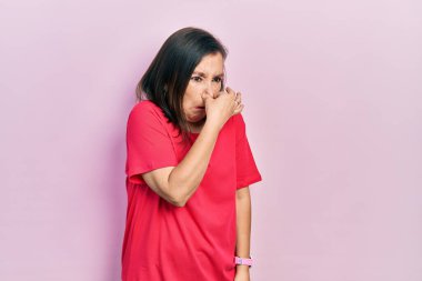 Orta yaşlı İspanyol kadın gündelik kıyafetler giyiyor. Kokuşmuş ve iğrenç bir koku alıyor. Dayanılmaz bir koku. Kötü kokuyor. 