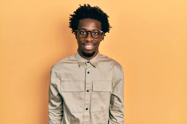 Молодой Африканский Американец Повседневной Одежде Очках Счастливой Прохладной Улыбкой Лице — стоковое фото