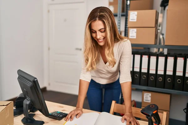 Młoda Blondynka Ecommerce Kobieta Pracownik Biznesu Pracuje Biurze — Zdjęcie stockowe