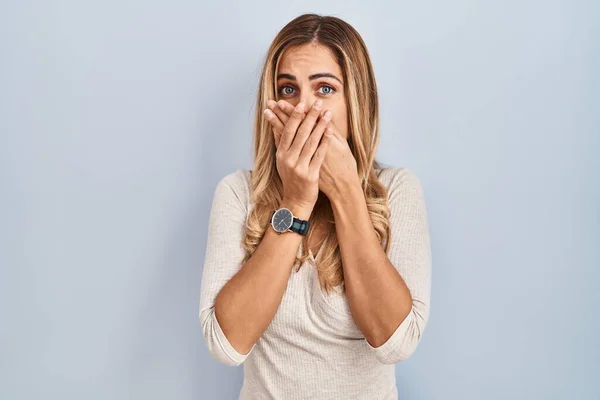 Ung Blond Kvinna Står Över Isolerad Bakgrund Chockad Täcker Munnen — Stockfoto