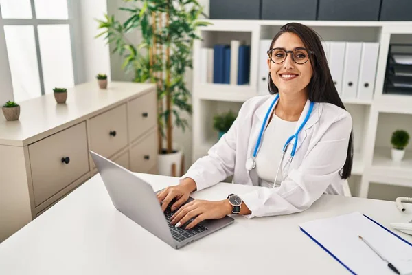 Young Hispanic Woman Wearing Doctor Uniform Using Laptop Working Clinic — Stock Photo, Image