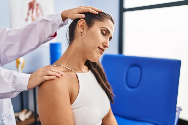 Young Hispanic Woman Having Rehab Session Physiotherapy Clinic — Stok fotoğraf